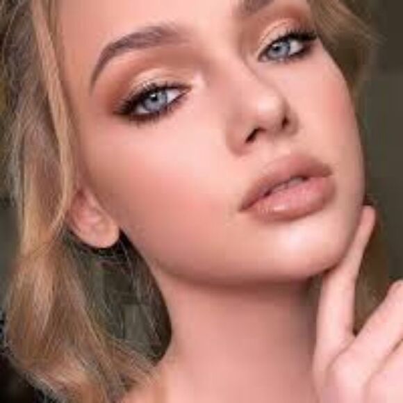 Bobbi Brown Luxe Matte Lipstick in Beige Dew - Picture 6 of 17